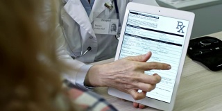 医生在平板电脑上显示文件