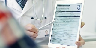 医生在平板电脑上显示文件