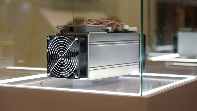 加密货币挖掘设备- ASIC -应用专用集成电路在博览会或展览会的农场摊位上