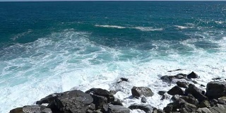 巨浪拍打着海岸的悬崖