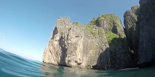 半水下平静的海浪滚过皮皮群岛附近的石灰岩岩溶