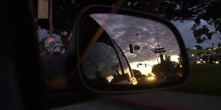 导演在加州的一个晚上开着一辆4k慢镜头的车