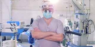 一名男性专业外科医生在镜头前走着走着停着，同时直视着镜头