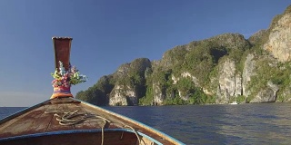 POV:有趣的岛屿跳跃游览周围美丽的Koh Phi Phi Lee酷镜头。