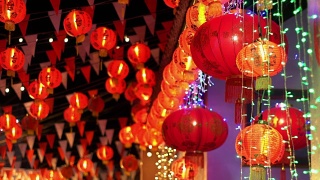 中国农历新年的灯笼在唐人街，祝福文字意味着有财富和幸福视频素材模板下载