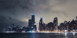 美国伊利诺斯州雾中的芝加哥夜景
