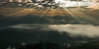 阳光和雾滚滚流过群山