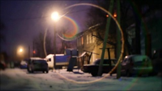 汽车与结冰的院子高层建筑覆盖着冰雪在一个冬天霜冻的夜晚冬天的支柱灯手电筒户外视频素材模板下载
