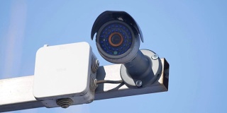 安全摄像头和城市视频监控，防盗防盗，小偷对抗户外的蓝天