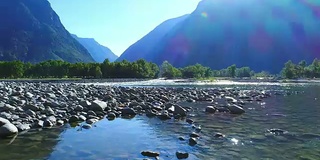 飞越阿尔泰山。山区河流