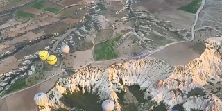 从空中俯瞰卡帕多西亚上空的几个热气球