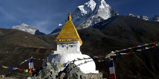 尼泊尔喜马拉雅山登山路上的佛塔。起重机。4 k, UHD