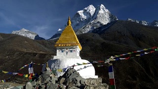 尼泊尔喜马拉雅山登山路上的佛塔。起重机。4 k, UHD视频素材模板下载