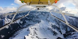 Cascade Range直升机POV在美国华盛顿州三指峰上空飞行