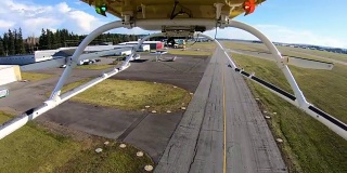 直升机抵达机场，靠近跑道滑坡道