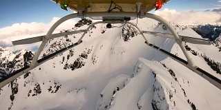 直升机POV在雪山火山口上的飞行视图锯齿悬崖山峰三指华盛顿喀斯喀特山