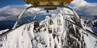 从冰川山顶上高速行驶的大山谷以直升机视角向后看