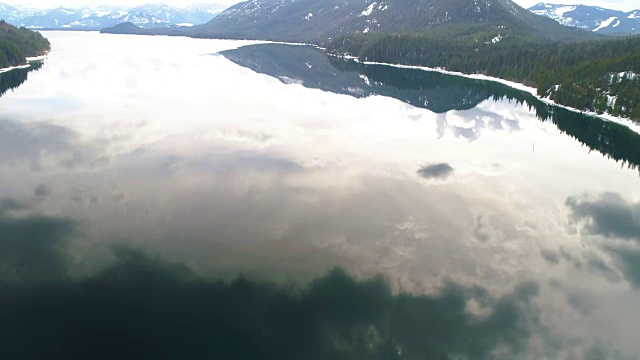 湖泊云雾反射揭示山脉无人机自然冬季景观