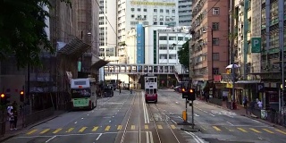 在亚洲中国香港，历史悠久的双层城市有轨电车驶近市中心街道