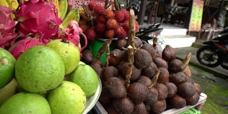 市场上的异国热带水果印度尼西亚巴厘岛火龙果红毛丹山竹