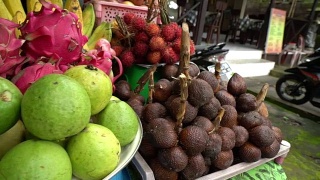 市场上的异国热带水果印度尼西亚巴厘岛火龙果红毛丹山竹视频素材模板下载