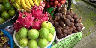 市场上的异国热带水果印度尼西亚巴厘岛火龙果红毛丹山竹