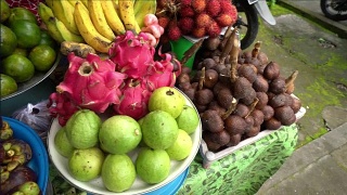 市场上的异国热带水果印度尼西亚巴厘岛火龙果红毛丹山竹视频素材模板下载
