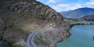 飞越阿尔泰山。山路