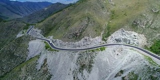 飞越阿尔泰山。山路