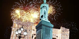 莫斯科市中心普希金纪念碑上空燃放的烟花。俄罗斯
