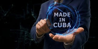 商人在手上展示古巴制造的概念全息图