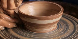 Neriyagi或neriomi陶器彩色粘土。制作罐子或花瓶