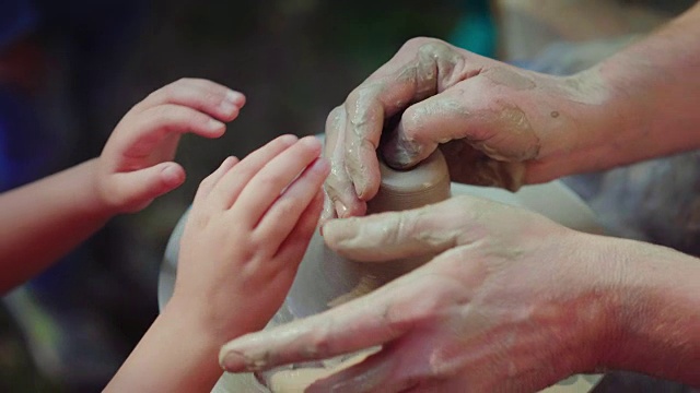 陶工大师教给孩子他的技艺。这个概念是经验代代相传的传递