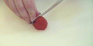 女性手切草莓