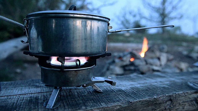 在营地里，平底锅是用煤气炉加热的