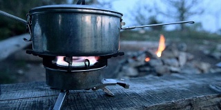 在营地里，平底锅是用煤气炉加热的