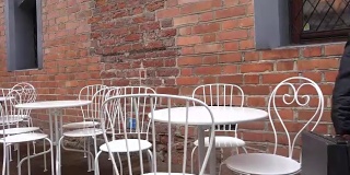 空的白色铁阳台家具在街上的咖啡馆餐厅。替身