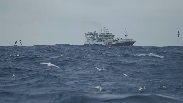 在波涛汹涌的海面上出海的渔船