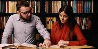 一个男人和一个女人在图书馆看书准备考试