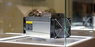 加密货币挖掘设备- ASIC -应用专用集成电路在博览会或展览会的农场摊位上