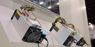 加密货币挖掘设备- ASIC -应用专用集成电路在博览会或展览会的农场摊位上