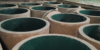 工厂仓库的新混凝土沙井，里面装有绿色塑料