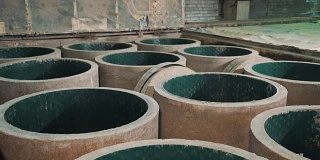 工厂仓库内用绿色塑料制成的新型混凝土污水环
