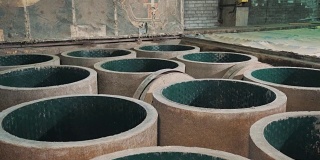 在工厂储存库处安装新的混凝土沙井，里面装有绿色塑料