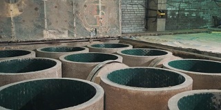 工厂储存库内用绿色塑料制成的新型混凝土污水环