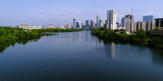奥斯汀德克萨斯的城镇湖阳光早晨天际线城市景观反射