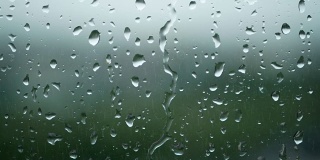 4 k。雨落在窗户表面。雨落在下雨天