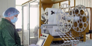 在茶厂工人控制工作机器的过程