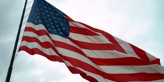 慢镜头美国国旗在风中飘扬