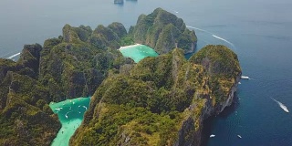 无人机拍摄的热带玛雅湾和石灰岩悬崖，皮皮岛，泰国